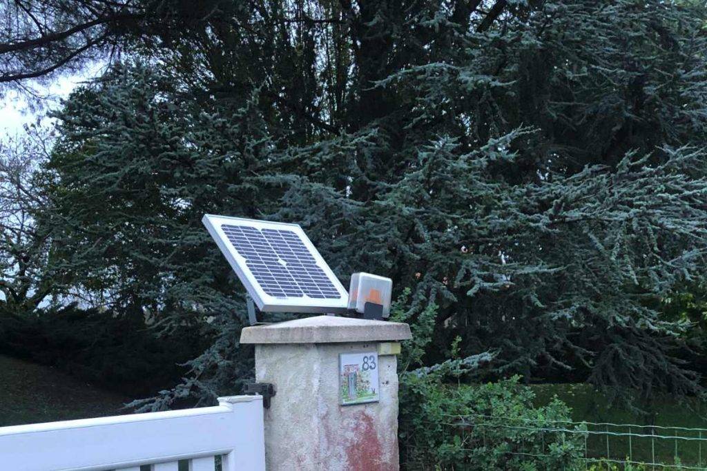 pilier avec kit solaire solemyo de Nice pour portail battant